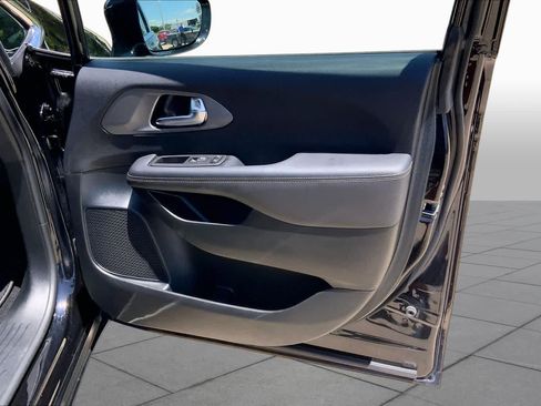Used 2025 Chrysler Pacifica Select FWD image 23