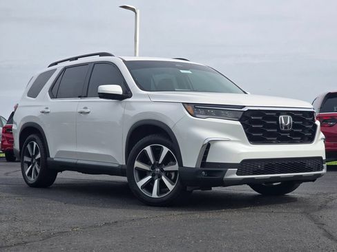 Used 2025 Honda Pilot Touring image 2