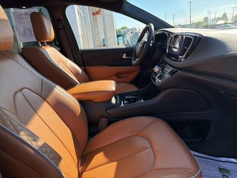 Used 2022 Chrysler Pacifica Pinnacle FWD image 36