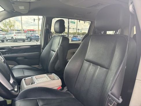 Used 2016 Chrysler Town & Country Touring image 6