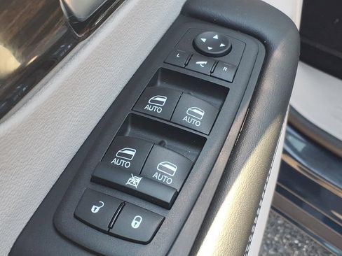 Certified 2024 Chrysler Pacifica Limited AWD/4WD image 12