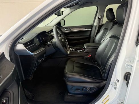 Used 2023 Jeep Grand Cherokee Limited w/ Black Appearance Package AWD/4WD image 18