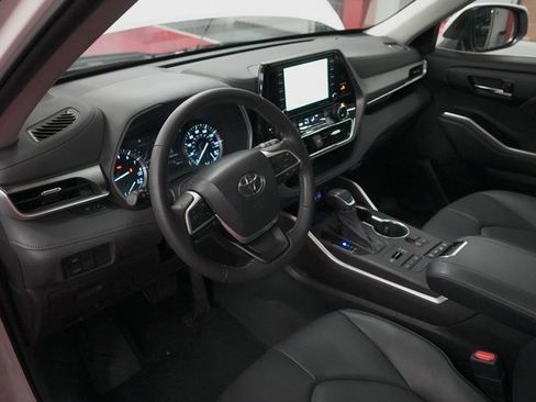 Certified 2022 Toyota Highlander XLE image 12