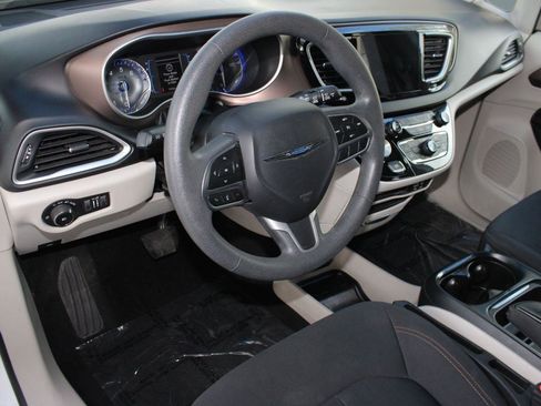 Used 2018 Chrysler Pacifica Touring Plus image 4