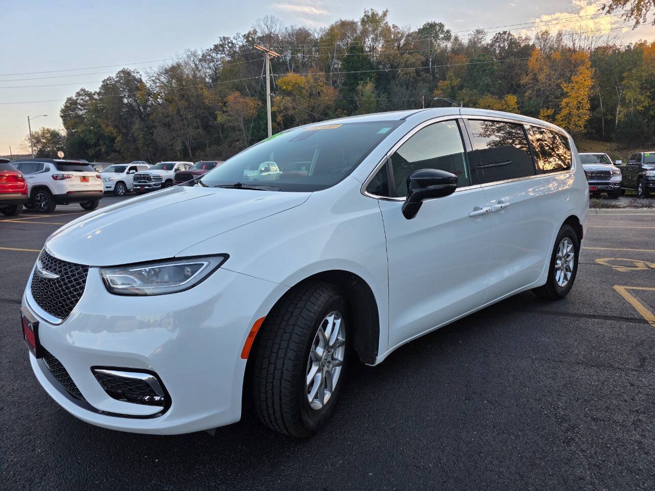Used 2026 Chrysler Pacifica Select FWD image 5