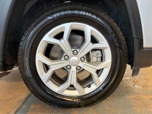 Used 2024 Jeep Compass Latitude AWD/4WD image 8
