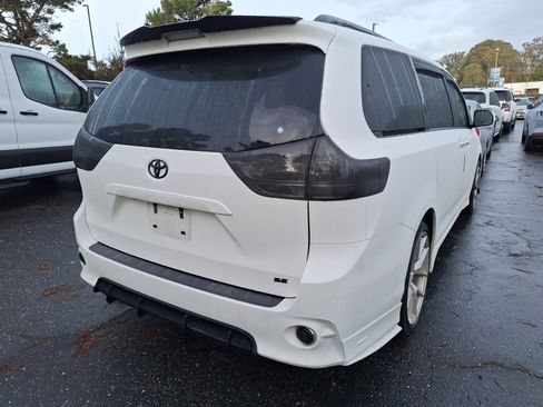 Used 2017 Toyota Sienna SE Premium image 4