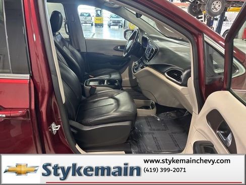 Used 2019 Chrysler Pacifica Touring-L image 16