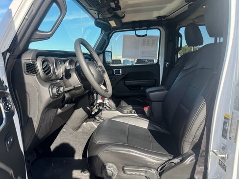 Used 2023 Jeep Gladiator Sport image 11