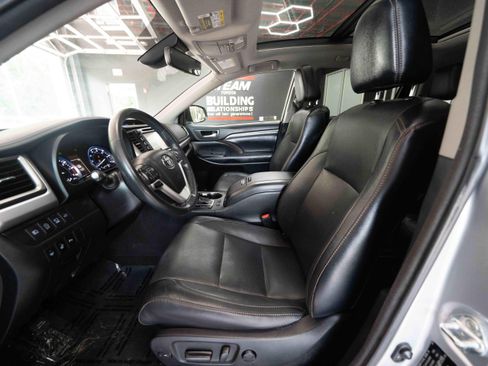 Used 2018 Toyota Highlander Limited Platinum w/ Carpet Mat Package (TMS) AWD/4WD image 9