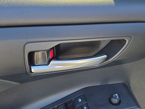 Used 2021 Toyota Highlander XLE image 22