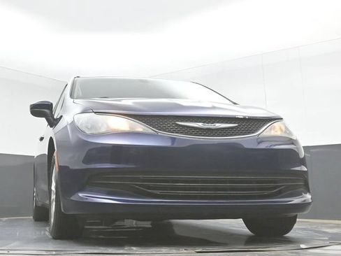 Used 2017 Chrysler Pacifica Touring w/ Tire & Wheel Group FWD image 44