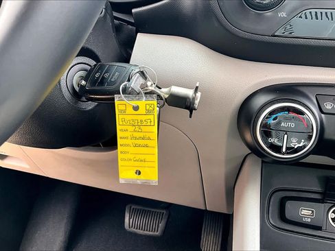 Used 2023 Hyundai Venue SEL FWD image 15
