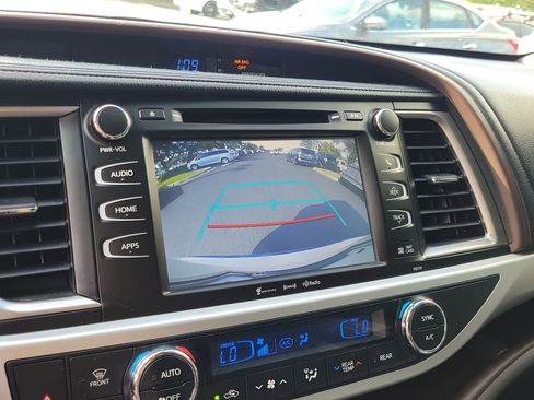 Used 2018 Toyota Highlander XLE FWD image 23
