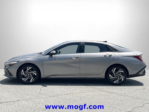 Used 2025 Hyundai Elantra SEL FWD image 22
