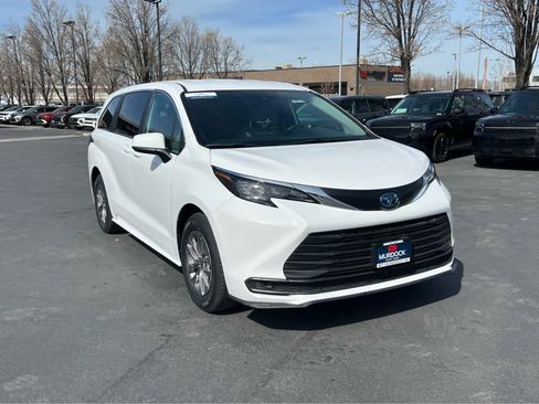 Used 2025 Toyota Sienna LE image 4