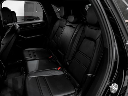 Used 2022 Porsche Cayenne image 34