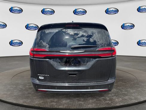 Used 2024 Chrysler Pacifica Touring-L FWD image 4