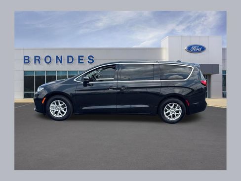 Used 2023 Chrysler Pacifica Touring-L FWD image 1