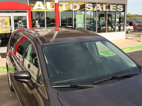 Used 2018 Chrysler Pacifica Touring-L FWD image 63