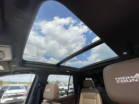 Certified 2022 Chevrolet Tahoe High Country AWD/4WD image 19