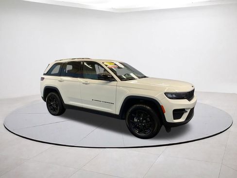 Certified 2025 Jeep Grand Cherokee Altitude AWD/4WD image 7