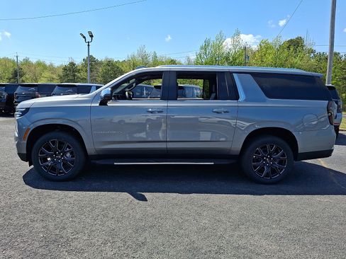 New 2026 Chevrolet Suburban Premier w/ Sun And Tow Package AWD/4WD image 3