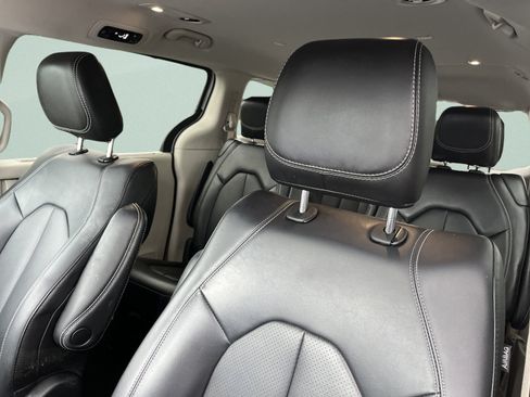 Used 2024 Chrysler Pacifica Touring-L FWD image 13