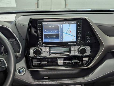 Used 2021 Toyota Highlander XLE AWD/4WD image 19