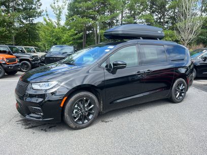 New 2025 Chrysler Pacifica Select