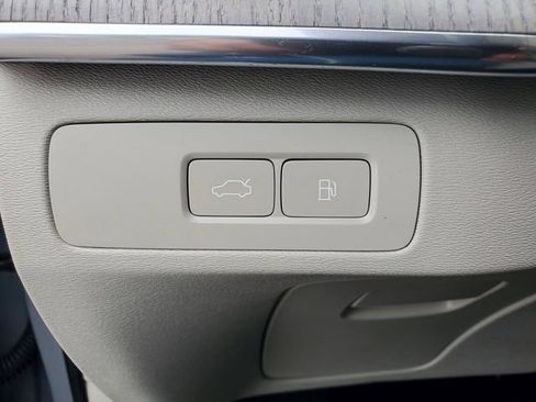 Certified 2025 Volvo XC90 T8 Plus w/ Protection Package Premier AWD/4WD image 18