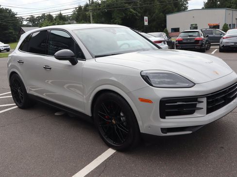 Used 2024 Porsche Cayenne S AWD/4WD image 4