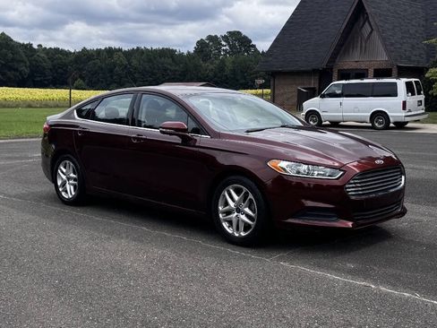 Used 2016 Ford Fusion SE FWD image 2