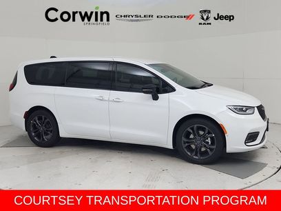 New 2026 Chrysler Pacifica Select