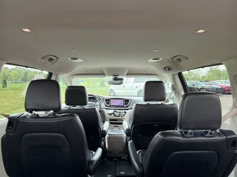 Used 2023 Chrysler Pacifica Touring-L FWD image 12