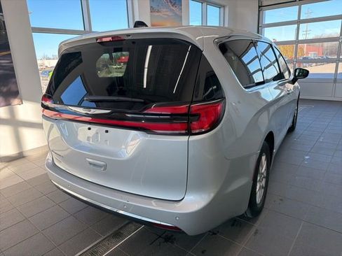 Used 2024 Chrysler Pacifica Touring-L image 5