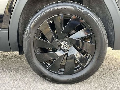 Used 2024 Volkswagen Atlas SE w/ Panoramic Sunroof Package image 11