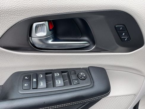 Used 2023 Chrysler Pacifica Touring-L FWD image 12