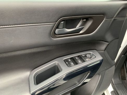 Used 2024 Nissan Pathfinder SV image 15