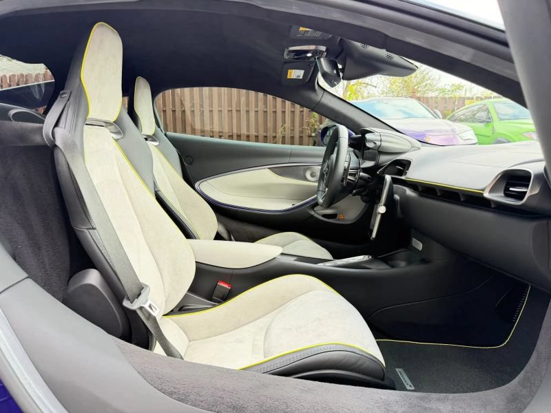 Used 2023 McLaren Artura RWD image 21