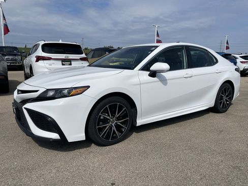 Used 2023 Toyota Camry SE image 6