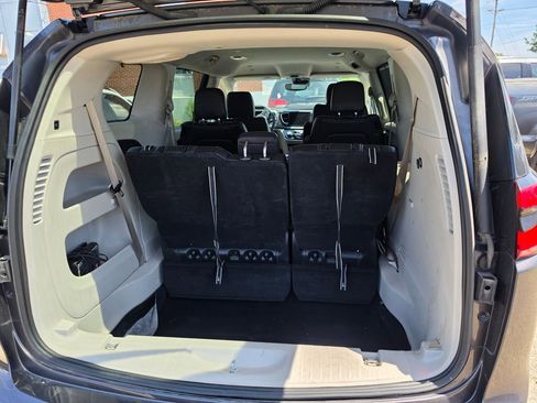 Used 2022 Chrysler Pacifica Touring-L FWD image 8
