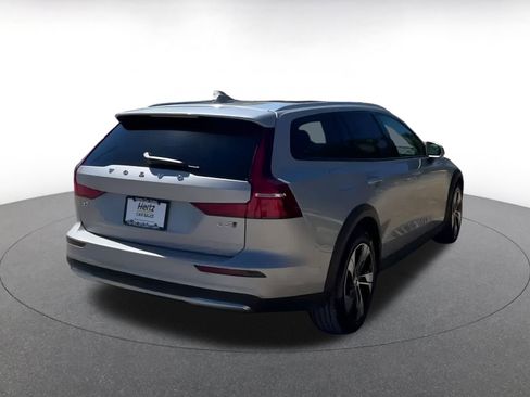 Used 2025 Volvo V60 B5 Cross Country Plus image 15