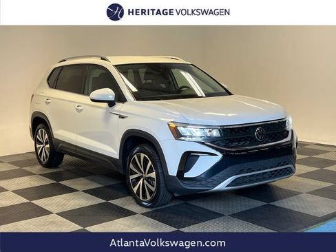 Certified 2024 Volkswagen Taos SE FWD image 1