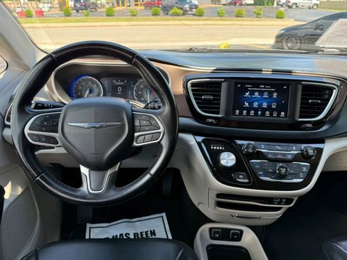 Used 2018 Chrysler Pacifica Touring-L FWD image 34