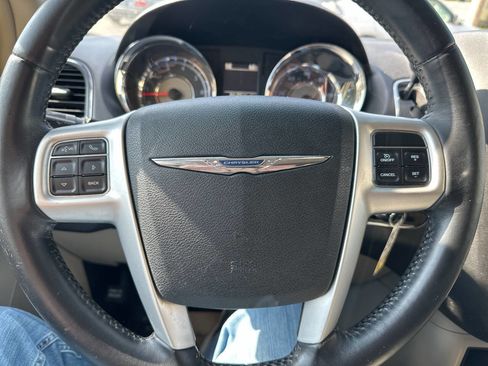 Used 2015 Chrysler Town & Country Touring FWD image 21