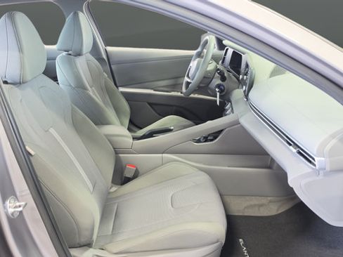 Used 2025 Hyundai Elantra SE FWD image 24