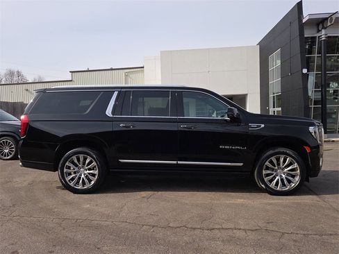Used 2021 GMC Yukon XL Denali w/ Denali Premium Package image 6
