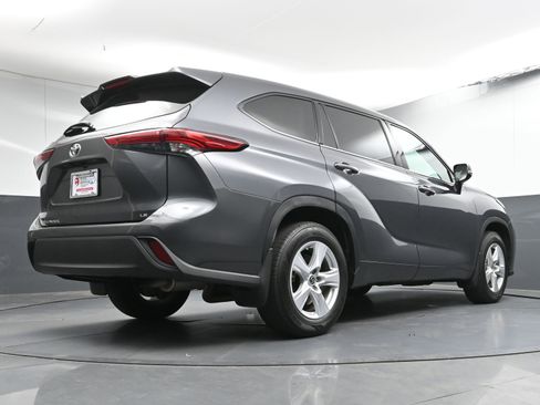 Certified 2022 Toyota Highlander LE image 28