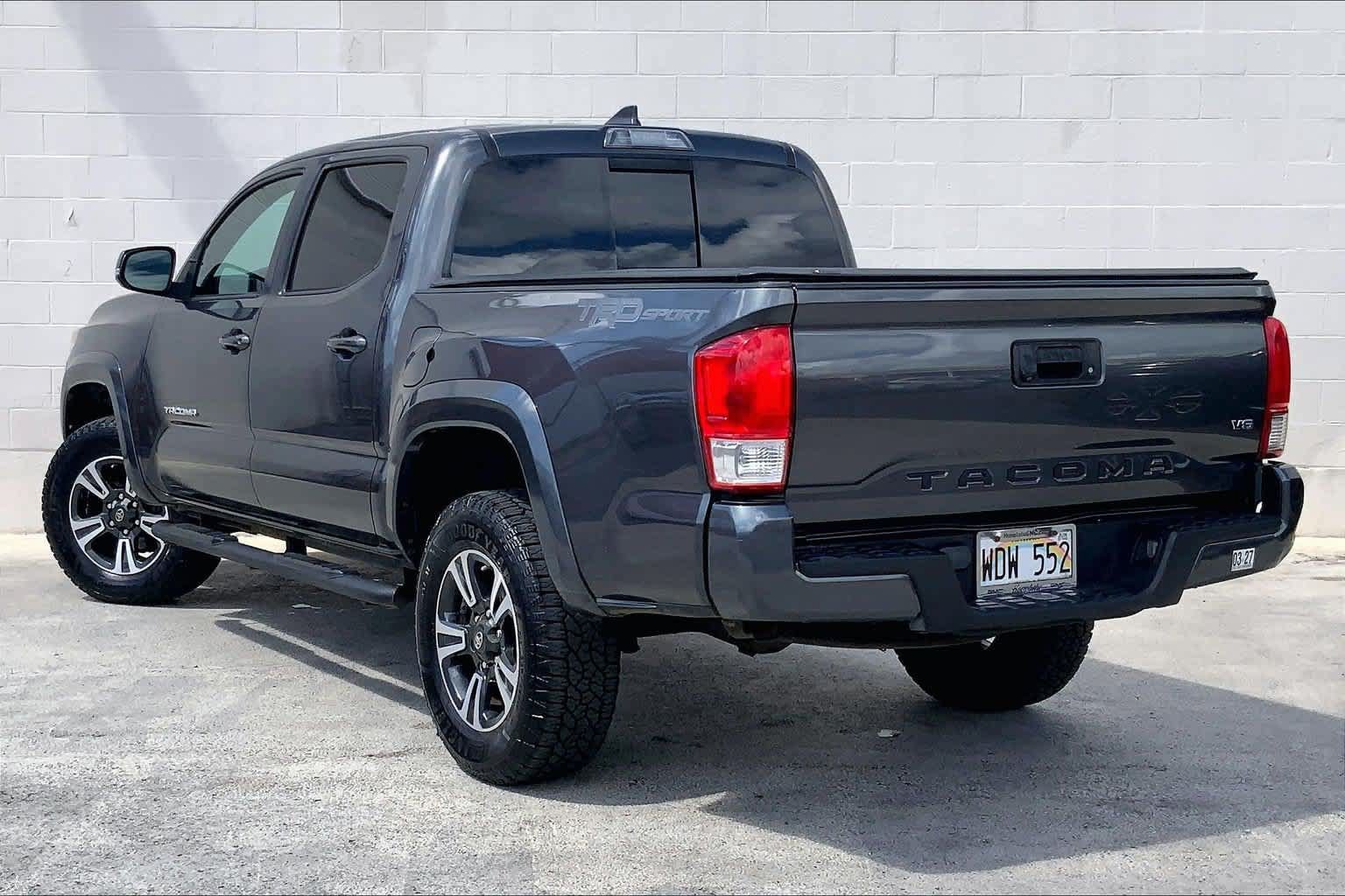Used 2017 Toyota Tacoma TRD Sport RWD image 4